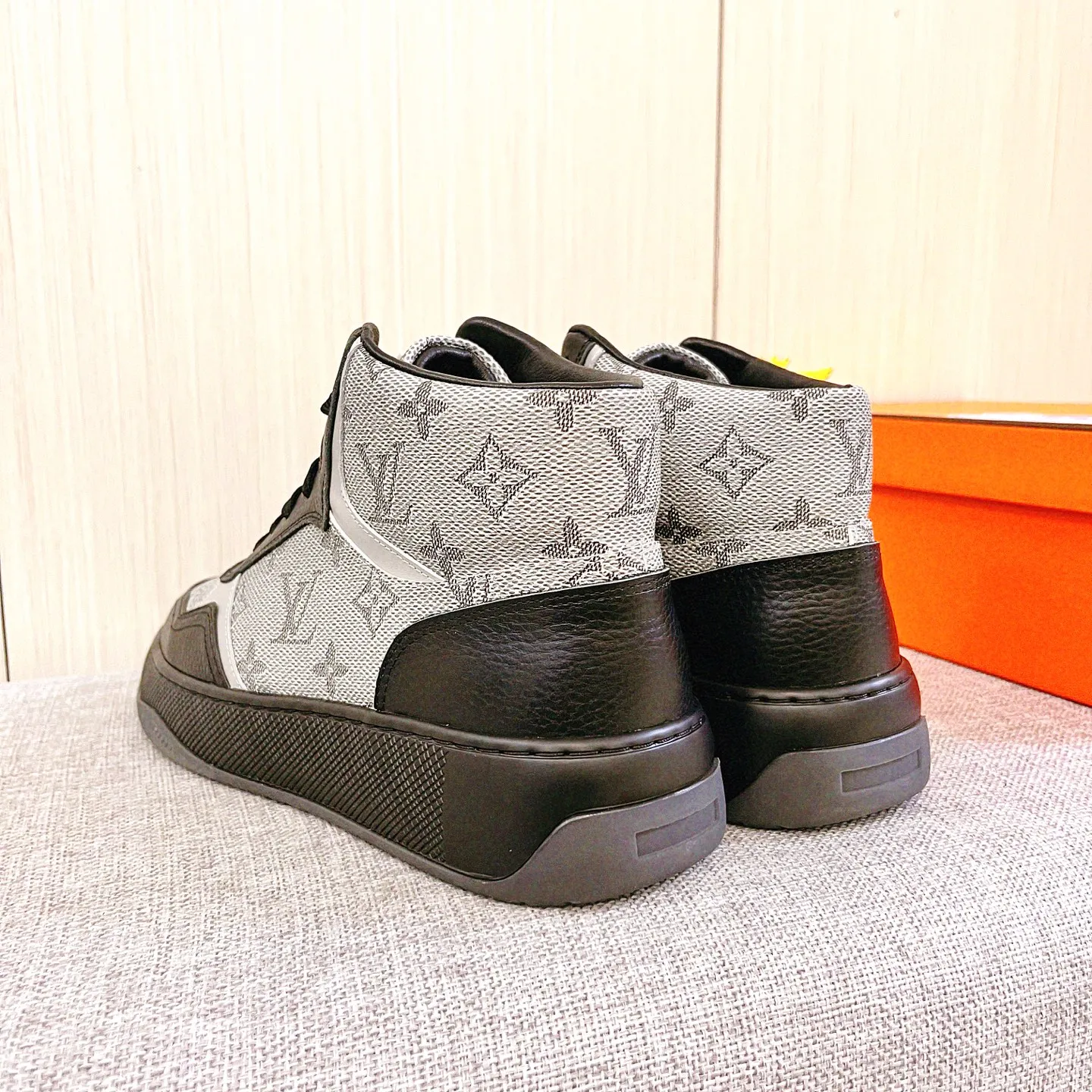 Men's shoes💰 460💰[LV]🔥Louis Vuitton, high-end men's shoes brand, official website 1:1 latest masterpiece: the upper is made of Italian imported first-layer cowhide with a comfortable and breathable lining➕original non-slip and wear-resistant outsole🔥, making walking more convenient and comfortable! An exclusive new model, a stunning work, a beautiful 1:1 replica [color] compared to the official quality! Create a fashionable personality to set off your uniqueness! A must-have for trendy men! Classic🔥Size: 38-44 Color: 🔥 1⃣️color available🔥